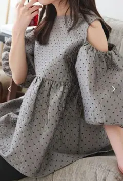 ぽこぽこジャガードショルダーカットペプラムトップス （グレー）