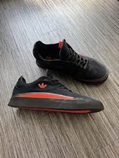 adidas ブラック/オレンジ スニーカー
