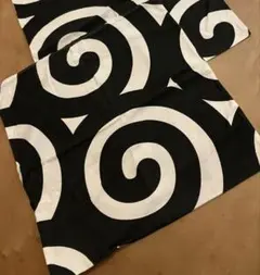 IKEAの黒と白の渦巻き模様クッションカバー1枚