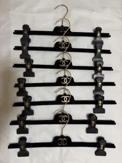 CHANEL シャネル　ハンガー 4本セット CHANEL（押し入れ収納/ハンガー）のフリマアイテム一覧