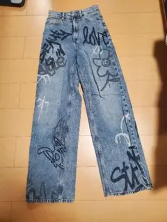 H&M グラフィティデニムパンツ EUR 32
