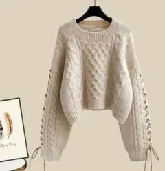 ケーブル編みクロップドセーター