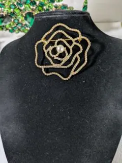 ゴールドトーン バラ型ブローチ
