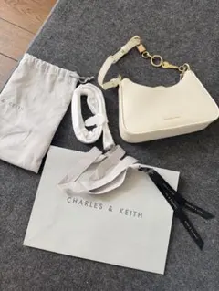 CHARLES & KEITH ホワイト ハンドバッグのサムネイル