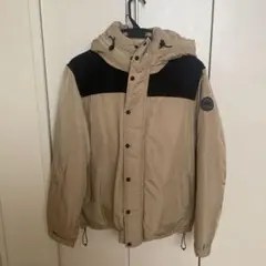ベージュ ダウンジャケット
