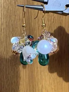 新緑カラーチェコガラスのドロップビーズ使用　ハンドメイドピアス　ガラスビーズ