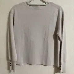 アンタイトル／アイボリーベージュ　ボタン付き 長袖ニット