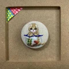 くるみボタン刺繍　猫と金魚鉢