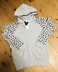 16＊未使用＊バックプリント　DISNY×UNIQLOコラボフード付きトレーナー