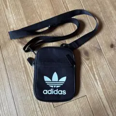 アディダス　ブラック　ショルダーバッグ