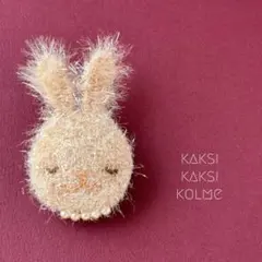うさぎのブローチ　ダーニング刺繍　ハンドメイドブローチ　くるみボタン　ハイバブル