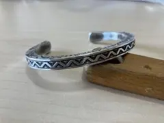 Navajo Perry Shorty 3面スタンプワーク バングル 美品】Navajo Perry Shorty 3面スタンプワーク バングル - メルカリ