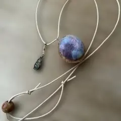 ハンドメイド ネックレス ウールと木製ビーズ　胡桃　フェルト