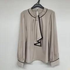 リボン付きベージュブラウス M