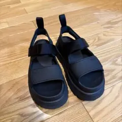 UGG 厚底 スポーツサンダル ブラックのサムネイル