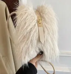 ファーショルダーバッグ　ファー　春　ホワイト　コンパクト　デート