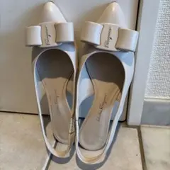 Salvatore Ferragamo パンプス ベージュ　4 1/2サイズのサムネイル