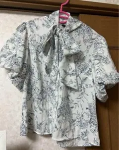 SHEIN 花柄ボウタイブラウス
