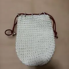 ホワイト編み物　巾着袋 赤い紐付き