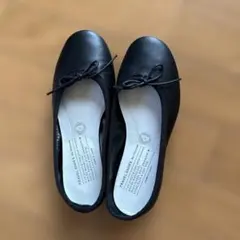 美品　ショセ黒いレザー フラットシューズ リボン付き36