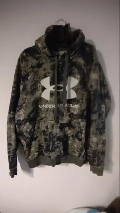 Under Armour 迷彩フード付きパーカー