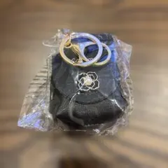 黒い花モチーフのキーホルダー