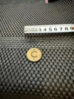Fred Perry 月桂樹ロゴ ピンバッジ ベージュ