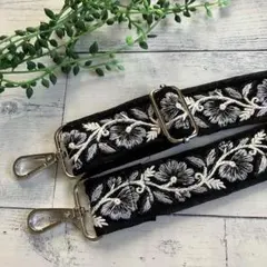 インド刺繍リボンスマホストラップ　スマホショルダー　ショルダーストラップ　黒B