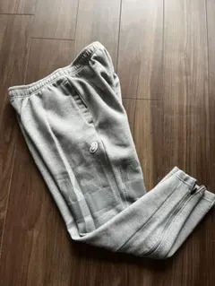 アシックス グレー ロゴ入り トレーニングパンツ