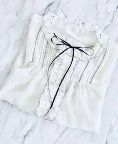 新品♡﻿L'EST ROSE フリルブラウス 半袖 ホワイト ブラックラインのサムネイル
