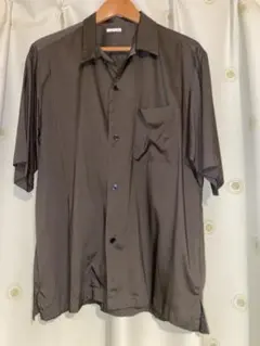 GUカーキ 半袖シャツ 光沢