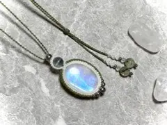 【とびきり値下げ‼️】レインボームーンストーン　マクラメ　ペンダント　ネックレス