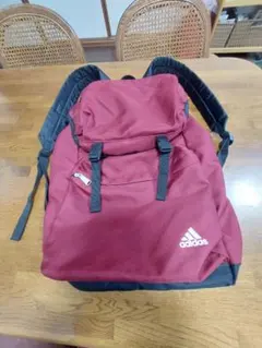 adidas 赤いバックパック