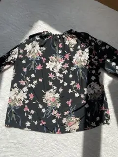 インゲボルグ　花柄フリルネック長袖ブラウス