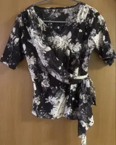 チャコット美品✨花柄 カシュクール 半袖 トップスのサムネイル