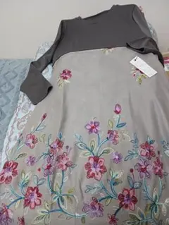 ★新品　スエード調切り替え　豪華刺しゅう付き　チュニックワンピースM~Lカーキ色