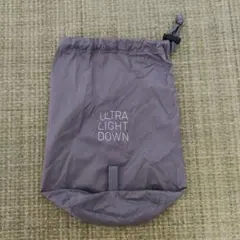 ユニクロ ULTRA LIGHT DOWN 収納袋 高さ20cm底辺10cm