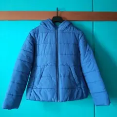 青いダウン風ジャケット フード付き