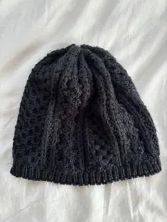 黒いケーブル編みニット帽