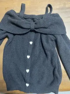 オフショルダー 黒ニット 長袖 ハートボタン