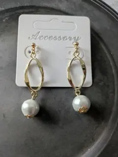 ハンドメイド＊ゴールド コットンパールウェーブフープ 樹脂ノンホールピアス