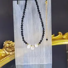 「シックエレガンス」天然黒スピネルと淡水パールの輝き　ネックレス