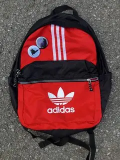 Adidasリュック　レッド　缶バッジつき　y2kのサムネイル