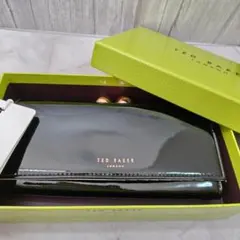 未使用品　TED BAKER ブラック長財布　パテントレザービジューがま口のサムネイル