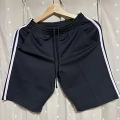 黒のショートパンツ サイドストライプ付き