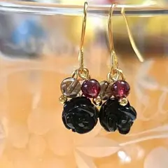 オニキス薔薇とスモーキークォーツとガーネットのピアス