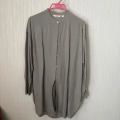 ユニクロ　グレー ボタン付きロングシャツ