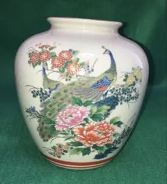 孔雀と花の装飾陶器壺(九谷焼)