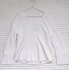 PLST ホワイト Vネックニット　サイズM フレアスリーブ　春ニット