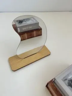 不規則形状の卓上ミラー 木製ベース付き